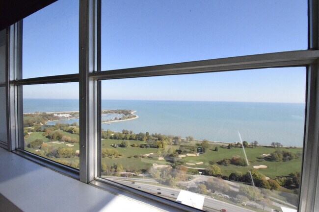Foto del edificio - 655 W Irving Park Rd