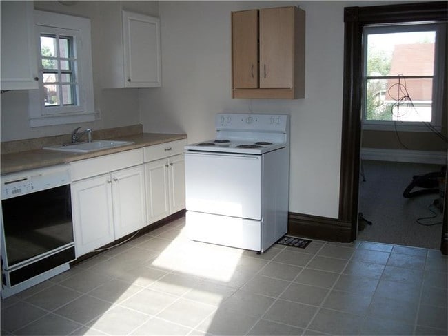 Interior Photo - 418 W North St