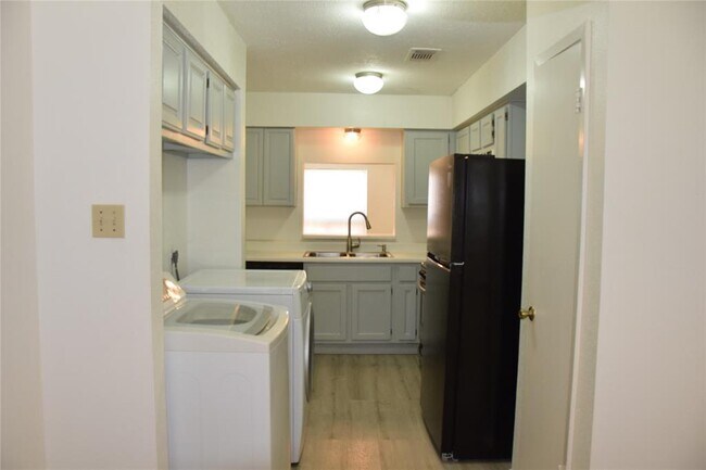 Foto del edificio - 15357 Falmouth Ave