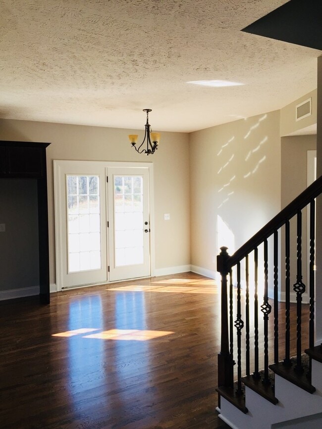 Building Photo - 6582 Sunnywood Dr