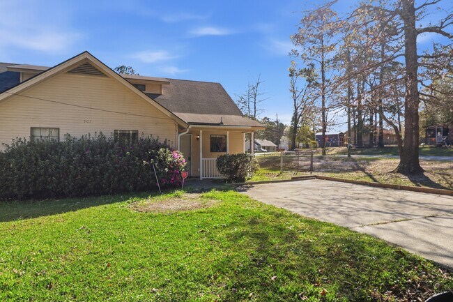 Building Photo - Ash St Ex