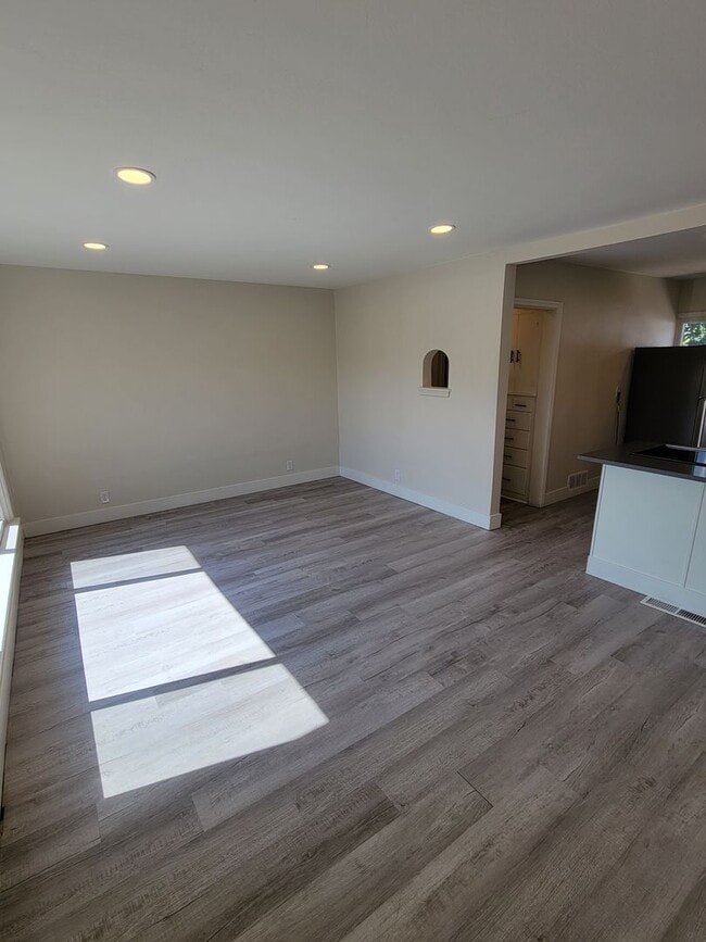 Building Photo - Theall Triplex