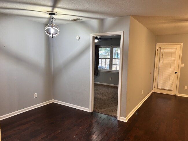 Building Photo - 426 Larkspur Ct