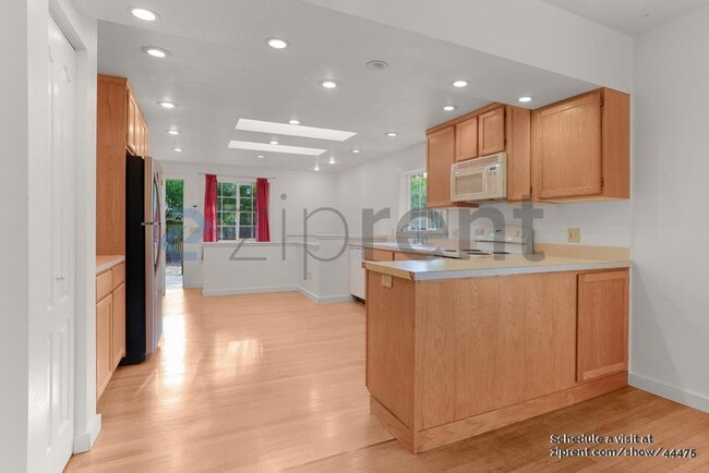 Building Photo - 5536 27th Ave NE