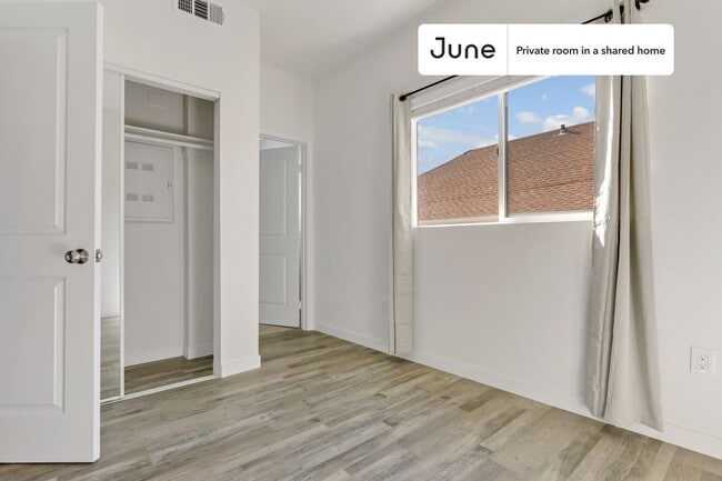 Foto del edificio - Private bedroom in 5 bed/7 bath Home
