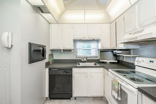 Foto del edificio - 9500 N Hollybrook Lake Dr