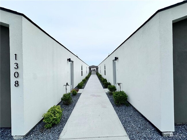 Foto del edificio - 1308 E Iris Ave