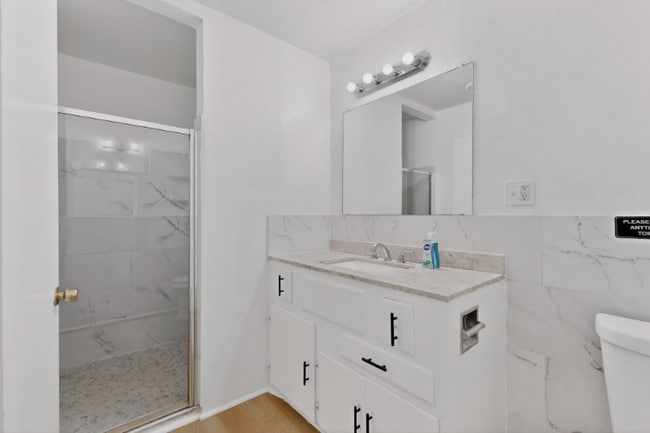 Building Photo - 404 Nottingham Dr