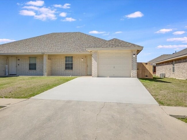 Building Photo - 3805 El Paso Dr