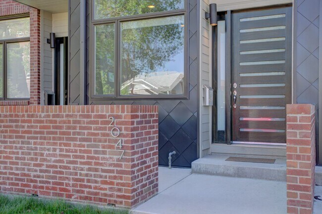 Building Photo - High Street Townhomes - Beautiful 3 Bedroo...