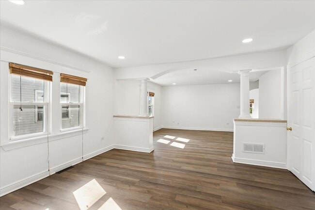 Building Photo - 540 E 4th St