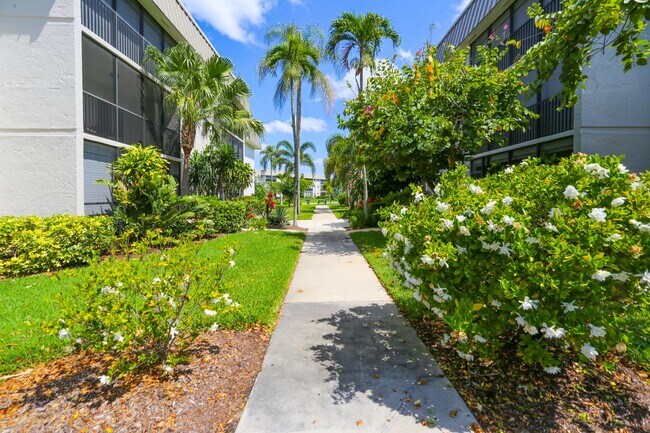 Foto del edificio - ***HIDDEN LAKE AT PARK SHORE***2/2 OFF-SEASONAL RENTAL***WITH PARK SHORE BEACH PASS!!!!***