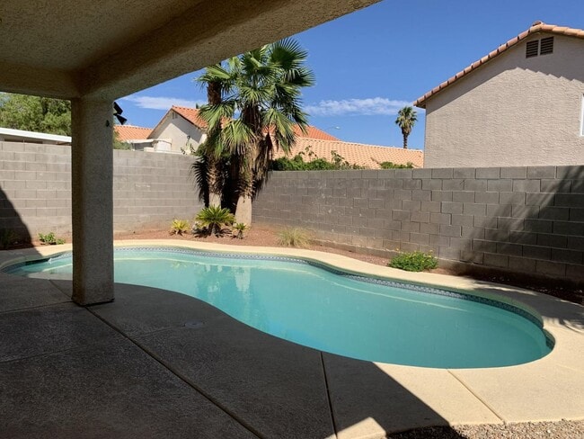 Building Photo - 4 Bedroom Pool Home