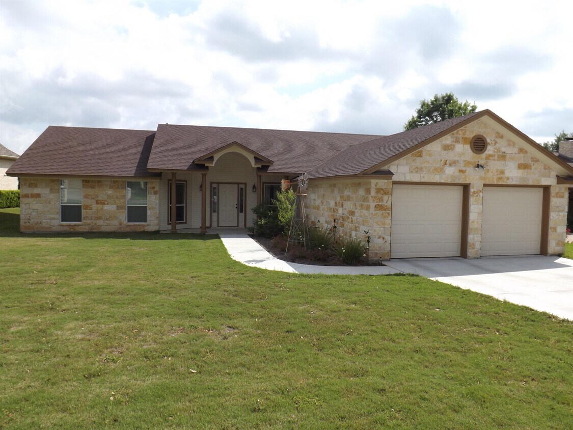 444 St Andrews St, Meadowlakes, TX 78654 House for Rent in