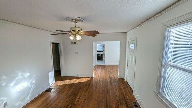 Building Photo - Beautiful 2 Bedroom 1 Bath, Nice Open Yard...
