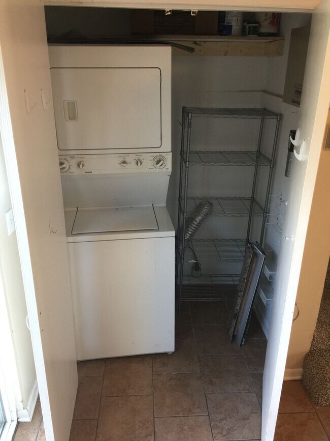 Building Photo - 2 Bedroom 1.5 Bath Duplex near Dan Mills i...