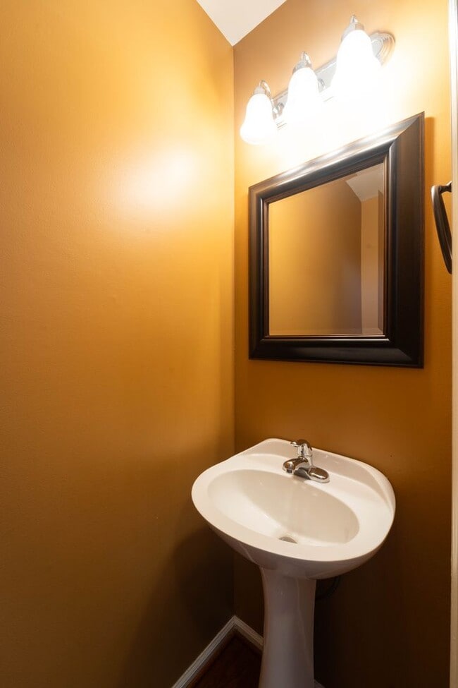 Foto del edificio - Great 3 BD 3.5 BA Townhome in a great location!