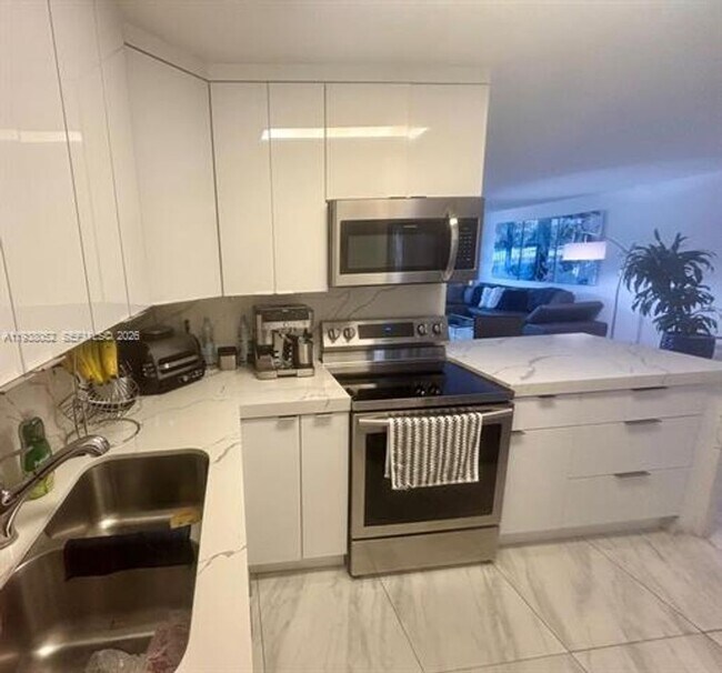 Foto del edificio - 10101 E Bay Harbor Dr