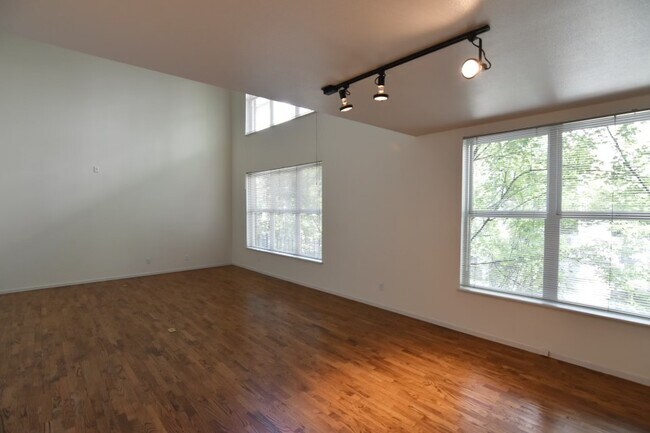 Sala de estar con piso de madera - 1009 NW Hoyt St