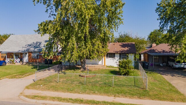 Foto del edificio - Stylish 4-Bedroom Home in Moore with Moder...