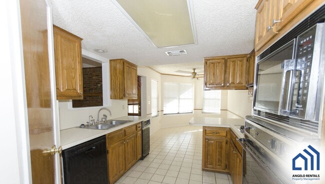 Foto del edificio - 6 MONTH LEASE!! SPACIOUS Southland 4 bed/3...