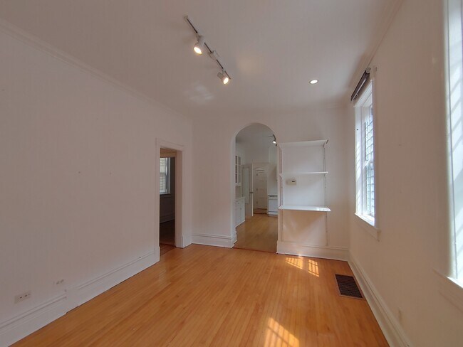 Building Photo - 844 W 33rd St