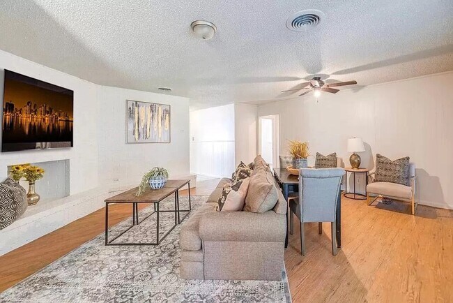 Building Photo - 2406 Rountree Dr