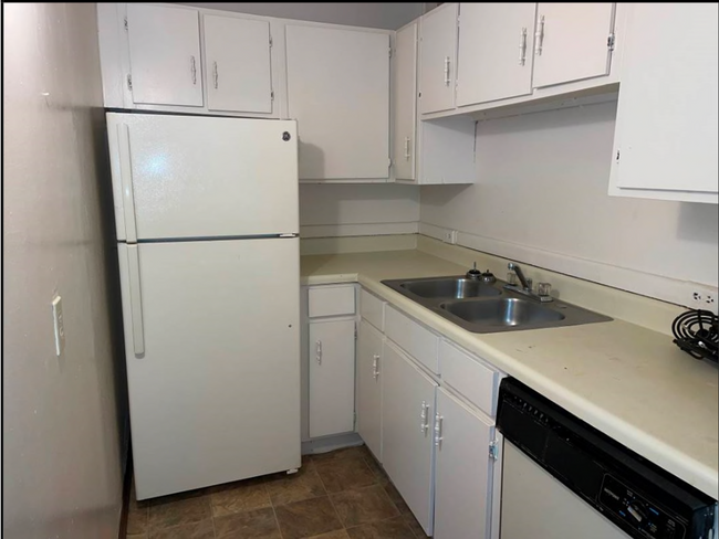 Building Photo - Spacious, three bedroom apartments in safe...