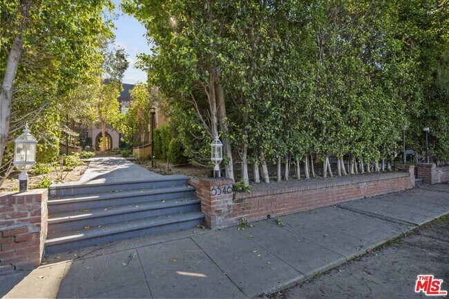 Building Photo - 6542 1/2 W Olympic Blvd