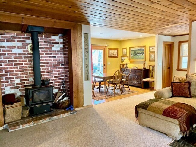 Building Photo - 10735 Pine Hill Dr