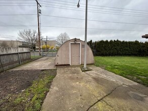 Building Photo - 410-416 SE Debbie St