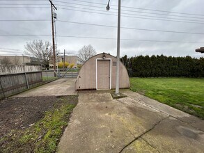Building Photo - 410 SE Debbie St