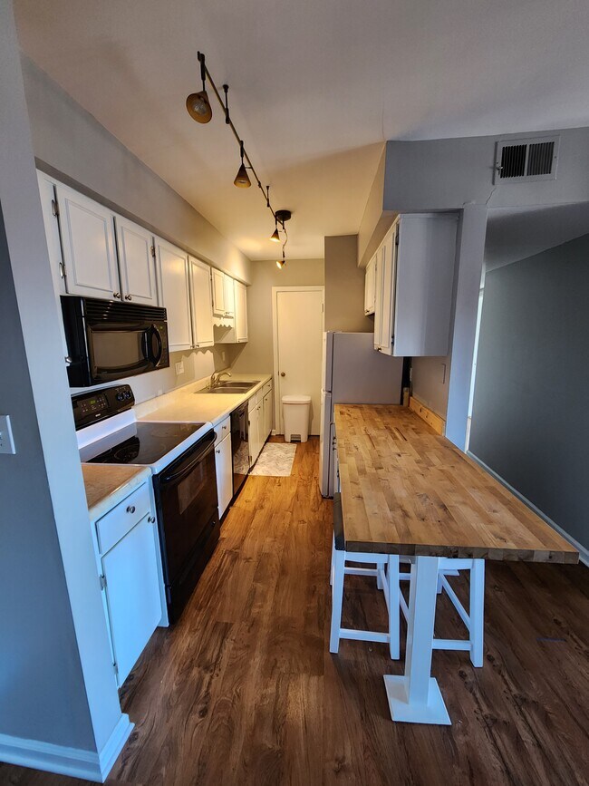 Foto del edificio - 1080 Chatham Park Dr