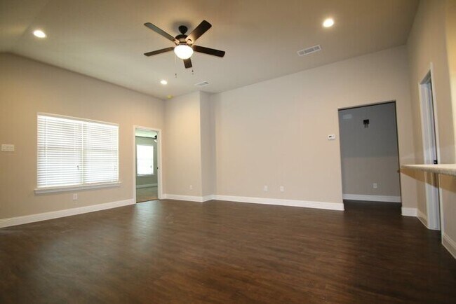 Foto del edificio - Life is Better by the Lake Gorgeous 3-Bedroom Duplexes in Azle