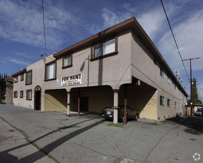 Building Photo - 13135 Vanowen St