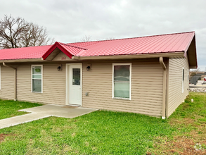 Building Photo - 1102 Red Roof Dr