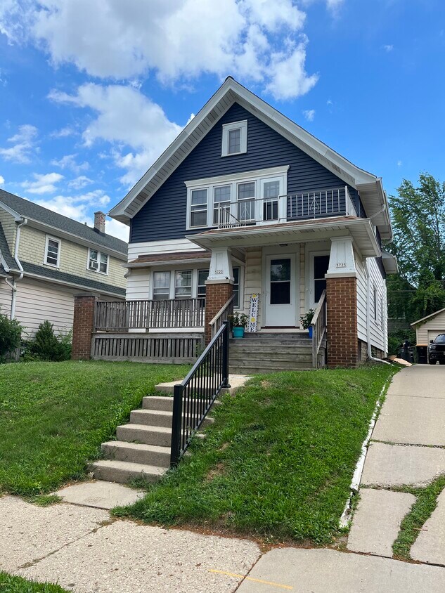 Front - 5723 W Wells St