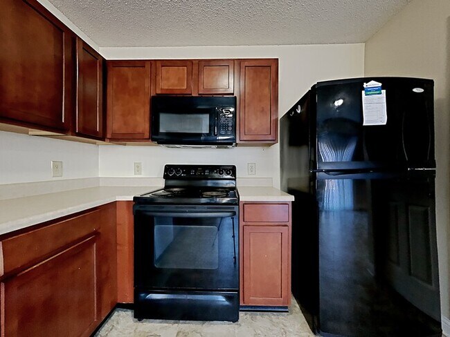 Foto del edificio - 3 bed 2.5 bath with fenced in backyard!