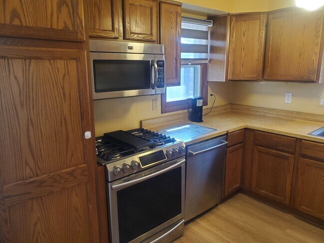 Foto del edificio - Spacious 3 Bedroom Single Family