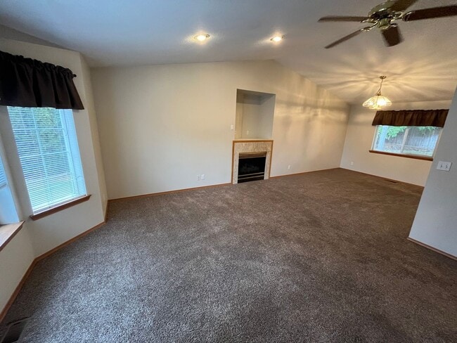 Building Photo - 3 Bed/2 Bath Single Level Home in NE Bend ...