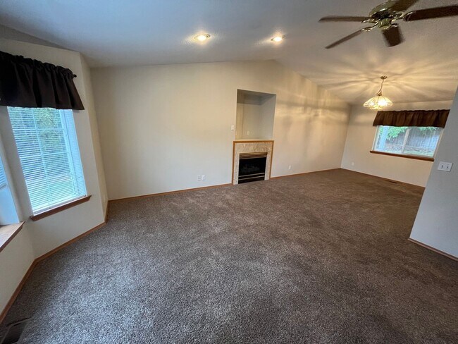 Foto del edificio - 3 Bed/2 Bath Single Level Home in NE Bend ...