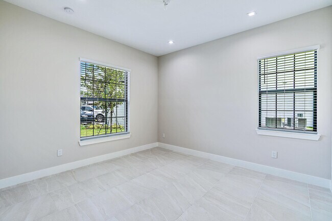 Foto del edificio - 3028 Bellflower Cir
