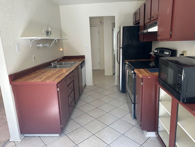 Building Photo - Cozy 1-Bedroom Condo in Prime Location