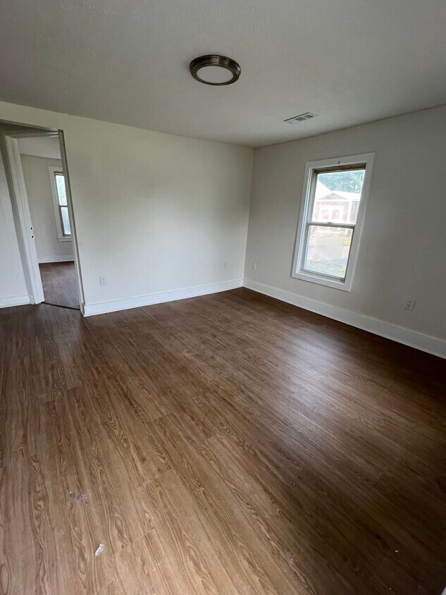 Building Photo - 1 bedroom 1 bathroom bungalow for rent