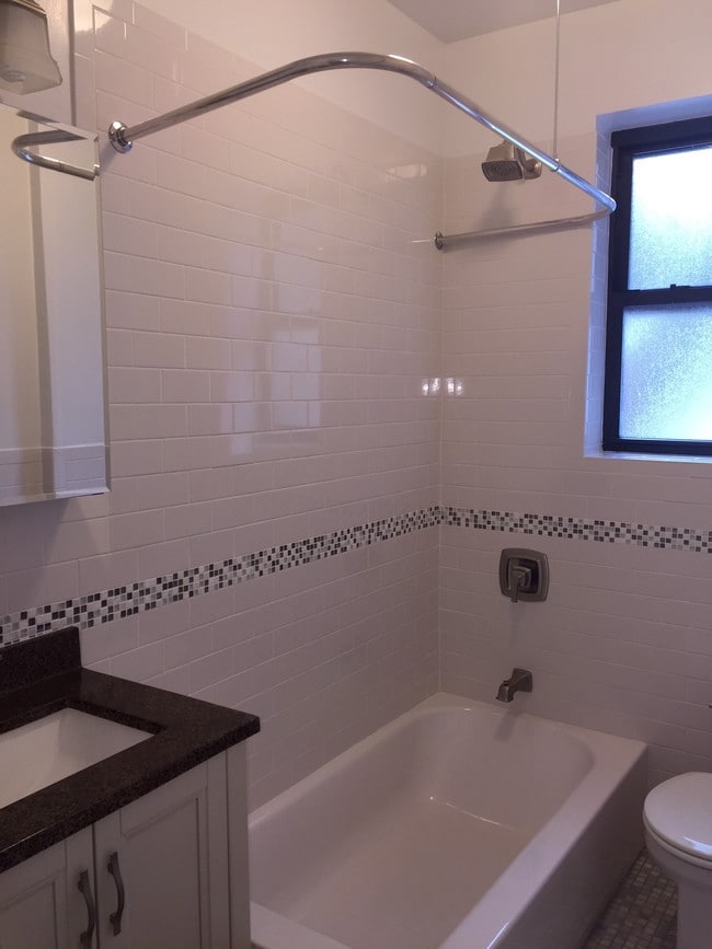 Building Photo - 233 E 2nd St