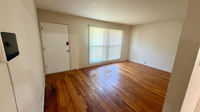 Building Photo - 5614 Sanborn Dr