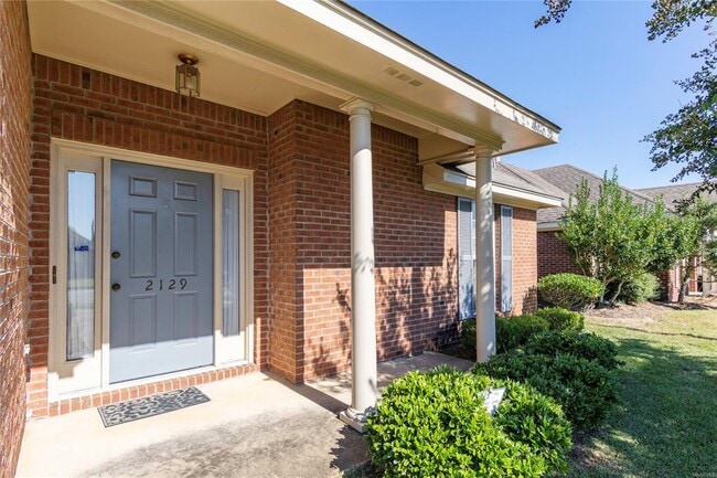 Building Photo - 2129 Halcyon Downs Loop