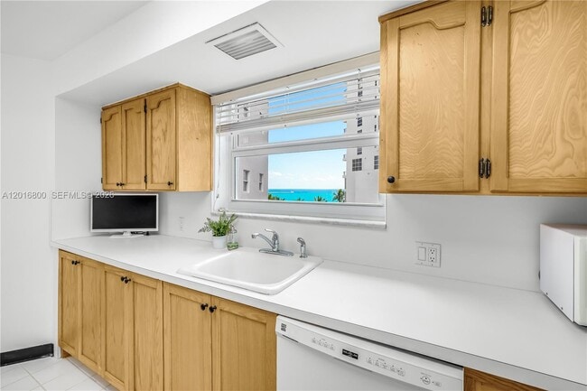 Foto del edificio - 4925 Collins Ave