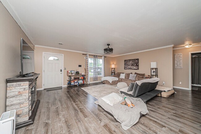 Foto del edificio - Please View 3D Virtual Walk-Through Before Scheduling a Showing
