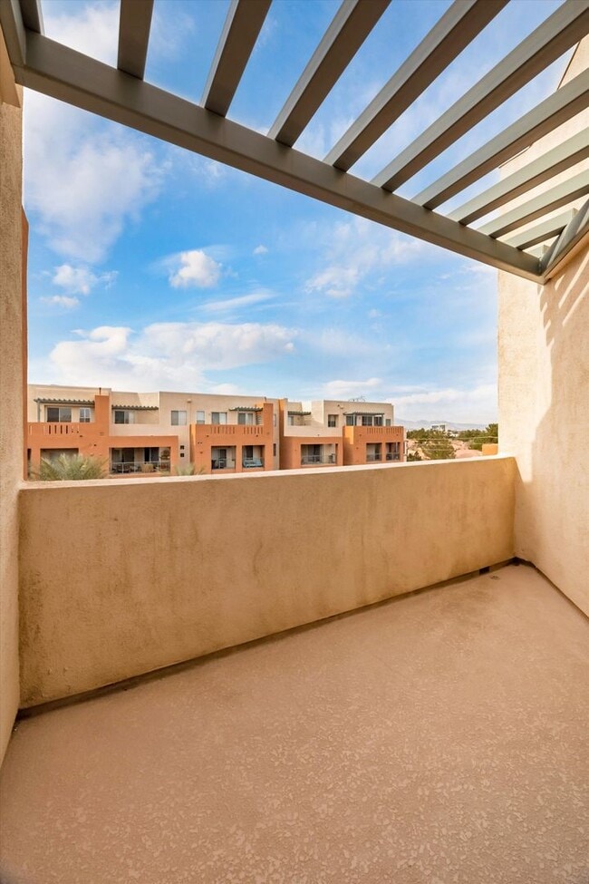 Building Photo - Sought after Park Avenue Condominiums/Top Floor Three Bedroom